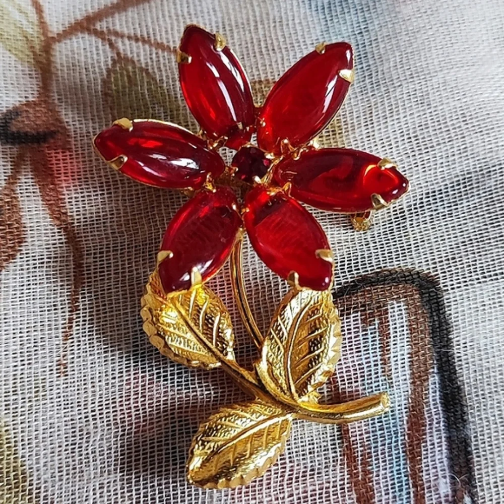 Large Juicy Red Glass Navette Open Back Prong Set Brooch Gold Tone Vintage NWOT